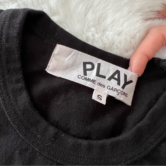 COMME DES GARÇONS PLAY Black Heart Patch Cropped T-Shirt in Black - Picture 6 of 7